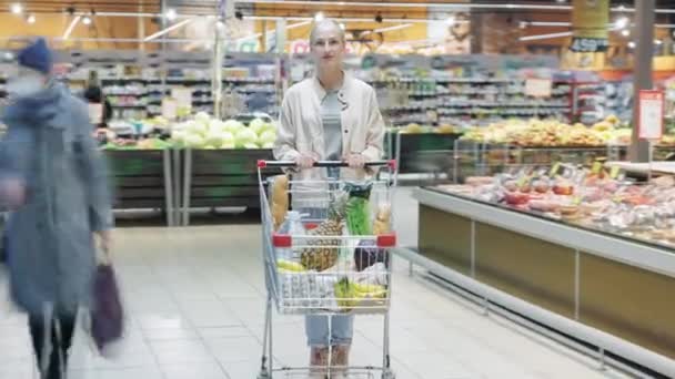 Přiblížit Čas Propadlý Portrét Krásné Mladé Ženy Stojící Supermarketu Vozíkem — Stock video