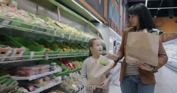 Повільний Рух Матері Дочки Йде Супермаркеті Тримає Паперові Мішки Які — стокове відео