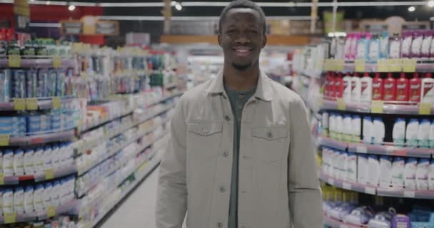 Portret Afroamerykanina Zwolnionym Tempie Klienta Supermarketu Trzymającego Środki Czyszczące Uśmiechnięte — Wideo stockowe