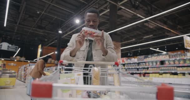 Neşeli Afro Amerikalı Adam Modern Süpermarketten Sağlıklı Organik Yiyecekler Alıyor — Stok video
