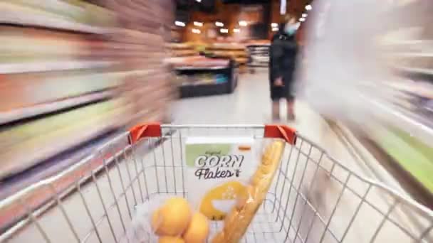 Büyük Süpermarkette Alışveriş Arabasının Hızla Ilerlemesi Gıda Ürünleriyle Dolup Taşıyor — Stok video