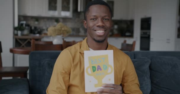 Щасливий Афроамериканський Чоловік Тримає Картку Best Dad Ever Посміхаючись Дивитися — стокове відео