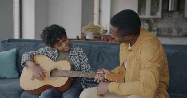 Afro Américain Enseignant Enfant Jouer Guitare Expliquant Les Liens Avec — Video