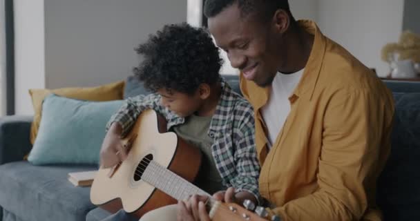 Adorable Petit Enfant Adulte Homme Père Jouant Guitare Ensemble Appréciant — Video