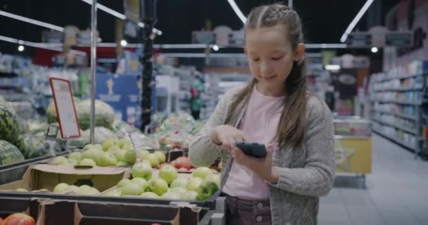 Potret Anak Menggemaskan Menggunakan Perangkat Smartphone Belanja Supermarket Membeli Buah — Stok Video