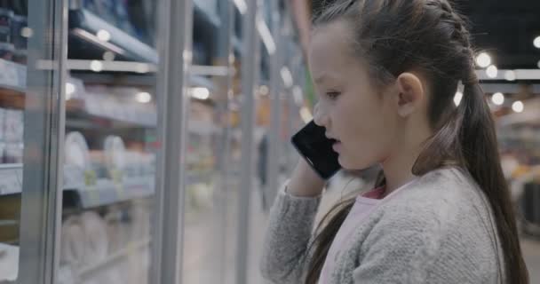 Мила Дівчинка Розмовляє Мобільному Телефону Роблячи Аудіо Дзвінки Вказуючи Їжу — стокове відео