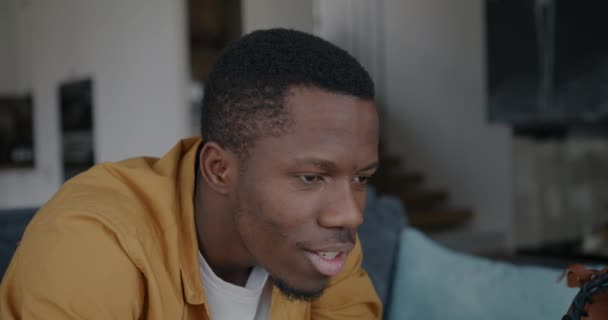 Aşırı Mutlu Afro Amerikan Öğrenci Portresi Televizyonda Beyzbol Maçı Seyrediyor — Stok video