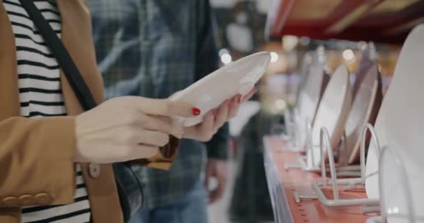 Kadın Erkek Ellerinin Tabaklarını Tutarken Kadın Erkek Süpermarkette Mutfak Malzemelerini — Stok video
