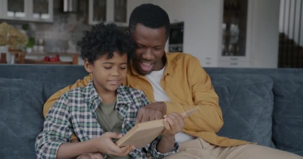 Heureux Afro Américains Adultes Homme Enfant Lecture Livre Passer Temps — Video