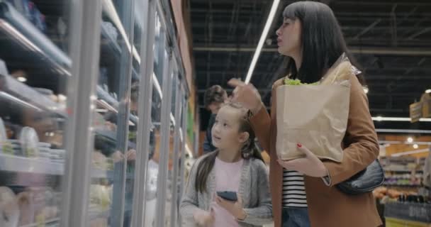 Молода Сімейна Мама Дитина Купують Їжу Тримаючи Паперовий Мішок Розмовляючи — стокове відео