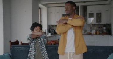 Yavaş çekimde mutlu baba ve çocuk dansının dairede birlikte rahatlarken eğlendiğinin portresi. Aile ve eğlence etkinliği konsepti.