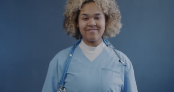 Zeitlupenporträt Eines Afroamerikanischen Arztes Der Eine Flasche Tabletten Zeigt Und — Stockvideo