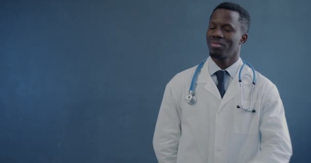 Porträt Eines Fröhlichen Afroamerikanischen Arztes Der Auf Eine Leerstelle Vor — Stockvideo