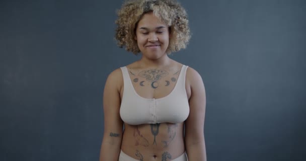 Slow Motion Porträtt Afroamerikansk Dam Underkläder Håller Kropp Positiva Tecken — Stockvideo