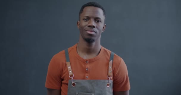 Медленный Портрет Афроамериканца Фартуке Предпринимателя Показывающего Большие Пальцы Вверх Улыбающегося — стоковое видео
