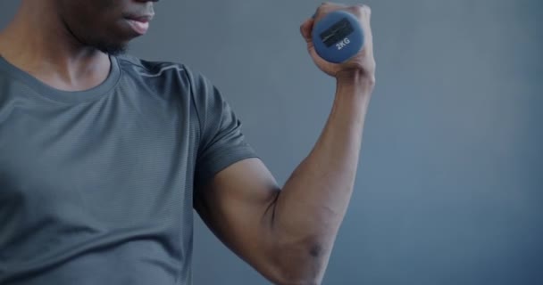 Gros Plan Muscle Biceps Entraînement Main Masculine Forte Avec Haltère — Video