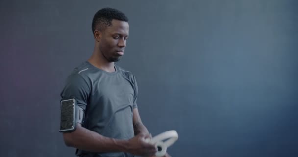 Повільний Рух Афроамериканського Спортсмена Бездротових Навушниках Бігають Насолоджуючись Практикою Фіолетовому — стокове відео