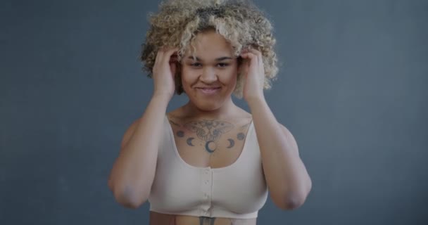 Slow Motion Porträtt Glada Afroamerikanska Kvinna Leka Med Hår Stående — Stockvideo