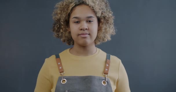 Portret Afroamerykańskiego Przedsiębiorcy Który Pokazuje Kciuki Górę Następnie Gest Opuszczenia — Wideo stockowe