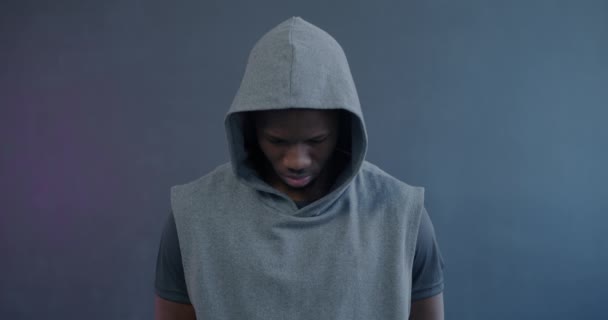 Медленный Портрет Молодого Афроамериканского Спортсмена Поднимающего Голову Смотрящего Камеру Фиолетовом — стоковое видео