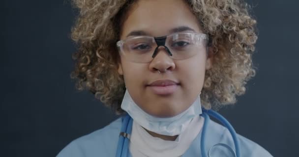 Nahaufnahme Porträt Einer Fröhlichen Ärztin Die Eine Gesichtsmaske Aufsetzt Und — Stockvideo
