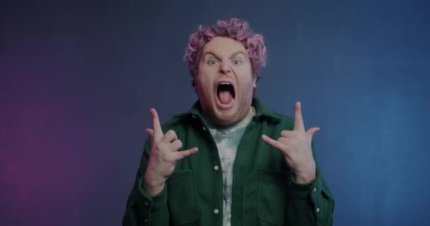 Повільний Рух Чоловічого Панку Жестикулює Кричить Роблячи Смішні Обличчя Фіолетовому — стокове відео