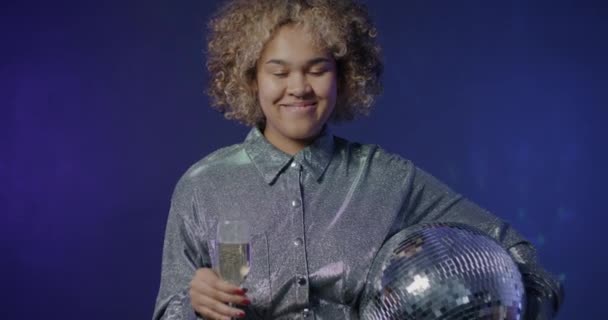 Portret Van Een Vrolijke Afro Amerikaanse Dame Die Champagne Glas — Stockvideo
