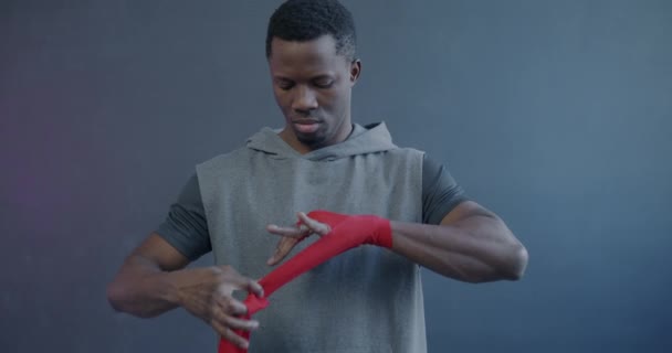 Медленное Движение Бойца Обертывающего Руки Ремнями Готовящегося Спортивной Практике Фиолетовом — стоковое видео