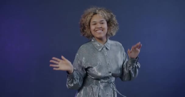 Retrato Menina Afro Americana Despreocupada Dançando Rindo Divertindo Com Confete — Vídeo de Stock