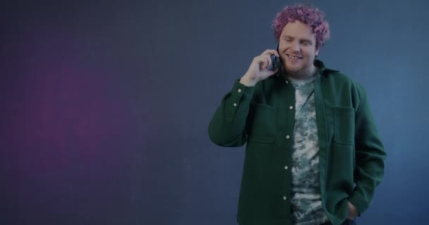 Portrét Bezstarostný Mladý Muž Mluví Mobilním Telefonu Vyjadřující Štěstí Těší — Stock video
