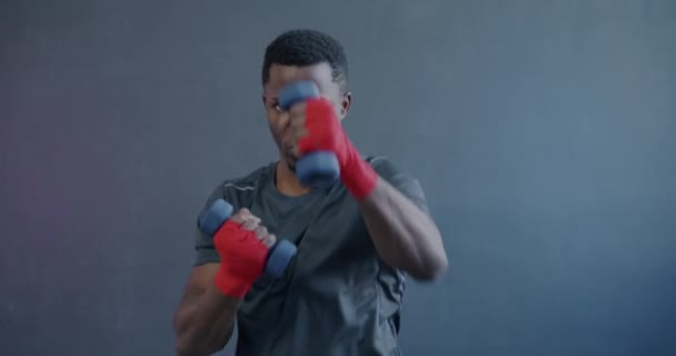Медленный Портрет Афроамериканского Боксера Держащего Гантели Смотрящего Камеру Фиолетовом Фоне — стоковое видео