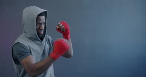 Zeitlupenporträt Eines Afroamerikanischen Sportlers Der Mit Eingewickelten Händen Auf Lila — Stockvideo