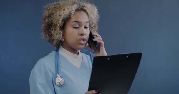 Portret Van Afro Amerikaanse Verpleegster Mobiele Telefoon Kijkend Naar Medische — Stockvideo
