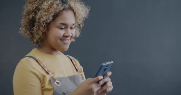 Glada Afroamerikanska Kvinna Servitris Sms Med Smartphone Meddelanden Sociala Medier — Stockvideo