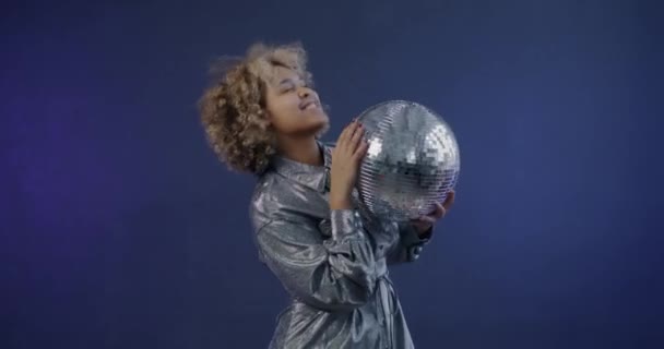 Ritratto Rallentatore Donna Afroamericana Che Balla Tenendo Palla Discoteca Rilassante — Video Stock