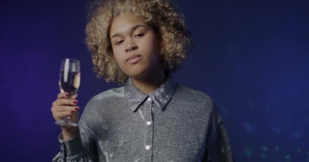 Slow Motion Porträtt Glada Afroamerikanska Dam Dans Med Mousserande Champagneglas — Stockvideo