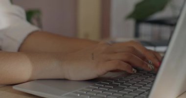 Ev ofisinde dizüstü bilgisayarla yazı yazan Afrikalı Amerikalı serbest bilişim uzmanının yakın çekim portresi. Hesaplama ve serbest yazar kavramı.