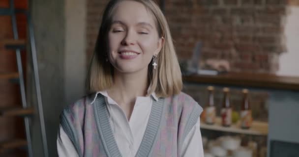 Zeitlupenporträt Einer Attraktiven Jungen Geschäftsfrau Die Einem Modernen Businesscafé Steht — Stockvideo