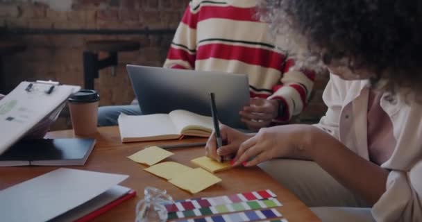 Grupa Kreatywnych Projektantów Pracujących Razem Przy Użyciu Laptopa Piszących Naklejkach — Wideo stockowe