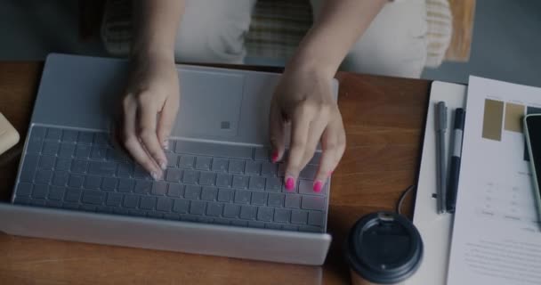 Widok Góry Kobiece Ręce Pomocą Laptopa Podczas Pracy Komputerem Przy — Wideo stockowe