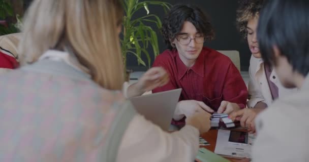 Multiracial Gruppe Unge Designere Der Taler Kontoret Arbejder Sammen Diskutere – Stock-video