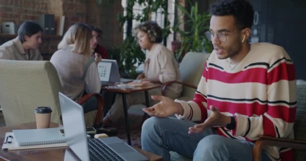 Afrikai Amerikai Férfi Online Videóhívást Végez Laptoppal Fülhallgatóval Elfoglalt Coworking — Stock videók