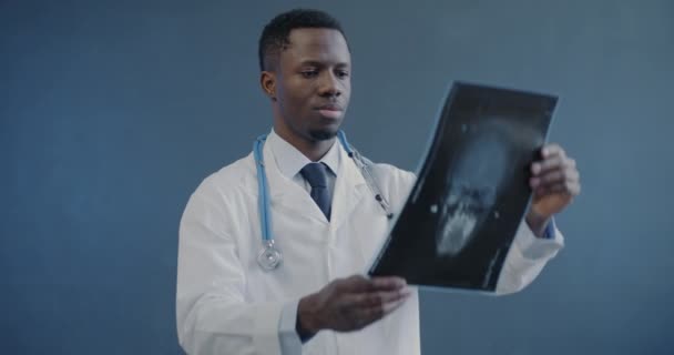 Portret Van Een Afro Amerikaanse Arts Die Naar Een Röntgenscan — Stockvideo