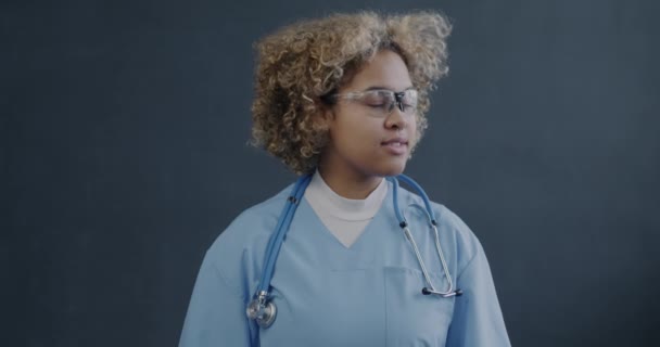 Slow Motion Portret Van Afro Amerikaanse Vrouwelijke Arts Medisch Uniform — Stockvideo