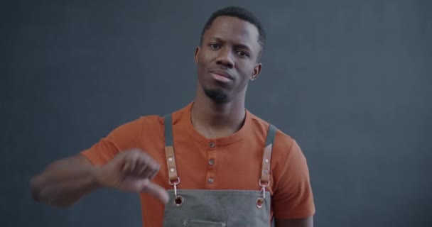 Портрет Повільного Руху Нещасного Афроамериканця Фартусі Показує Жест Руки Вниз — стокове відео