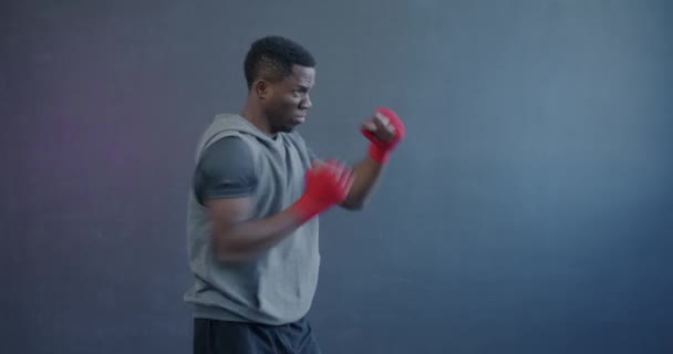 Boxeador Profissional Homem Afro Americano Com Mãos Embrulhadas Dando Socos — Vídeo de Stock