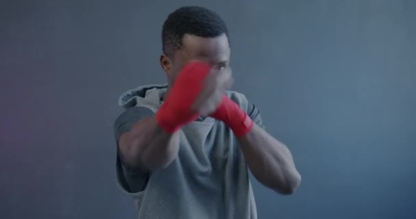 一个自信的非洲裔美国拳击手的慢动作肖像 他用双拳和紫色背景看着镜头 拳击和体育概念 — 图库视频影像