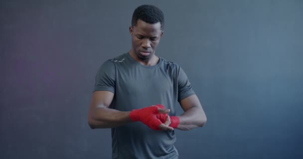 慢镜头下的非洲裔美国拳击手手挽手准备战斗 然后看着站在紫色背景上的相机 体育与人的概念 — 图库视频影像