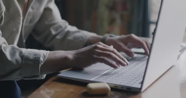 Çerideki Masada Dizüstü Bilgisayarla Çalışan Erkek Ellerinin Yakın Çekimi Modern — Stok video
