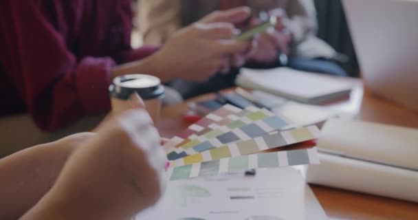 Close Van Hands Designers Die Wijzen Naar Paletkleuren Terwijl Mensen — Stockvideo